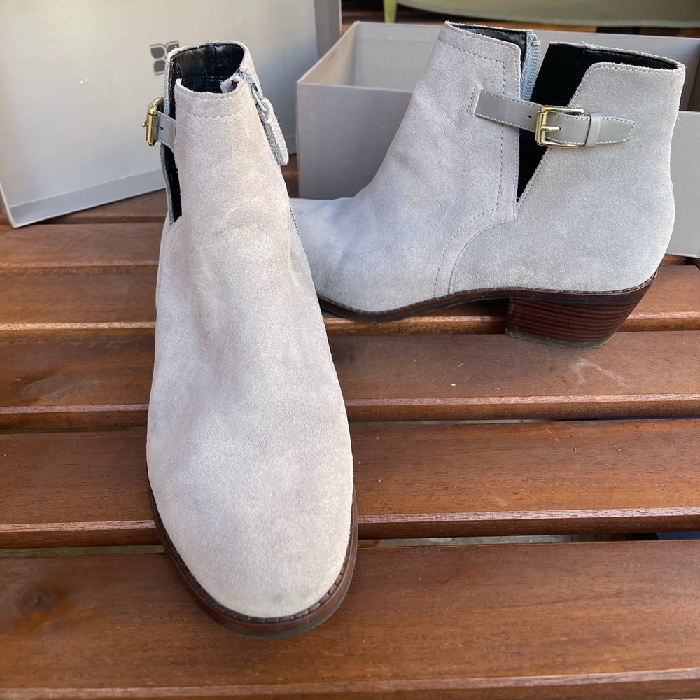 Grey bootie, great for all occasions!